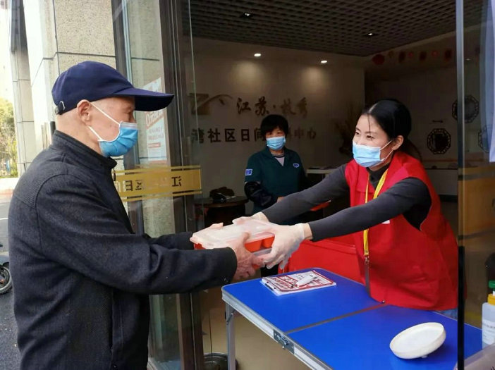 疫情防控不松懈，为老助餐，“爱”不间断