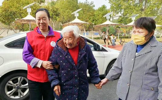 百岁老人，“沐浴”幸福