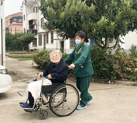 锦旗表彰 | 三面锦旗：一位照护员的荣誉