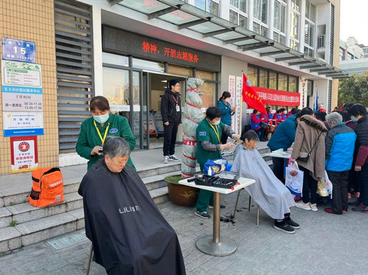 扬雷锋精神，行志愿服务