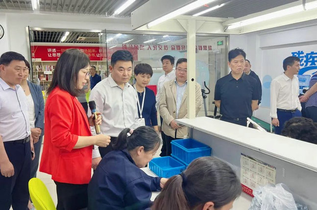 民政部社会事务司副司长朱玉军一行调研三井街道德康驿站