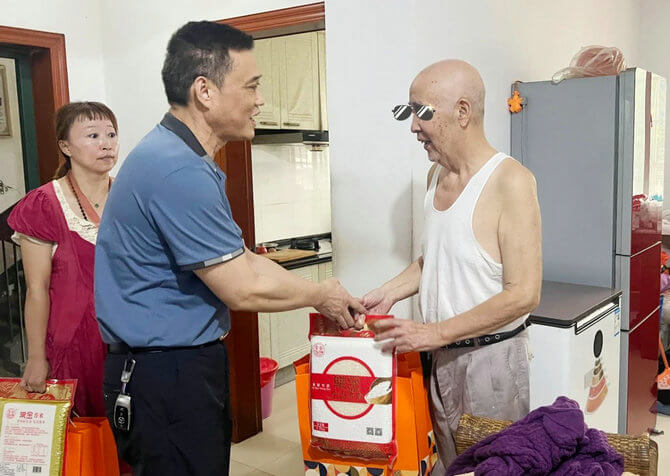 党建引领 幸福敲门——市家协开展中秋走访慰问活动