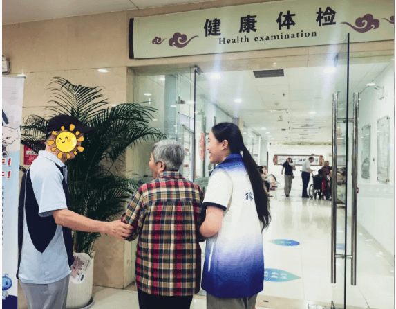 陪伴化作安心 万家安守护就医